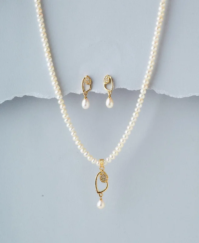 Gold and diamond necklaces  Elegant Pearl Necklace Set