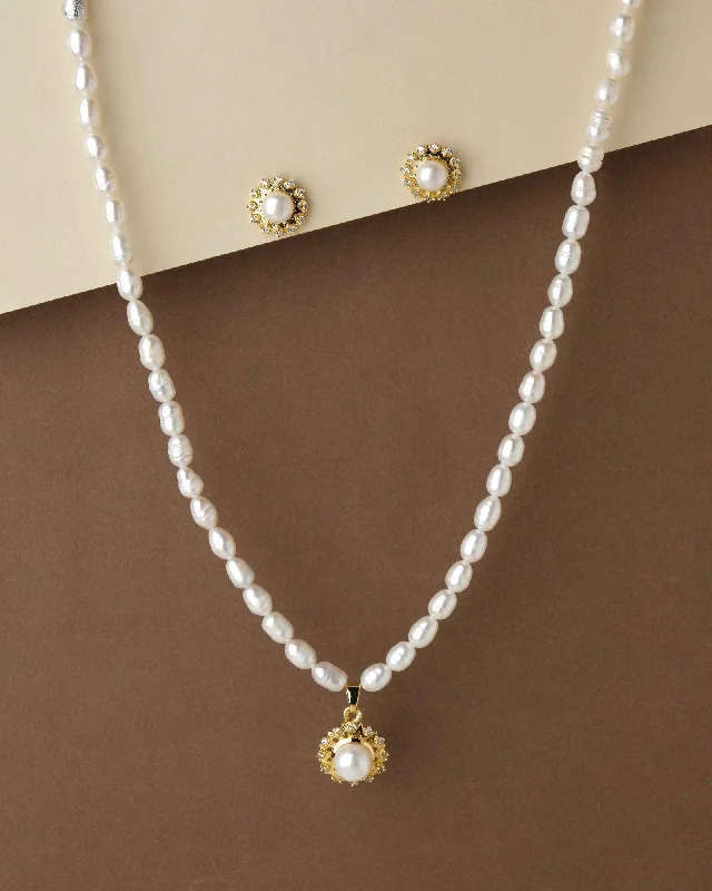 Shell necklaces for beachwear  Elegant Pearl Necklace Set