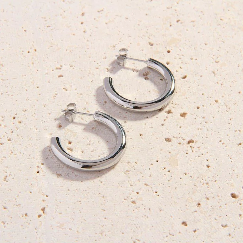 Asymmetrical earringsMedium Cali Silver Hoops